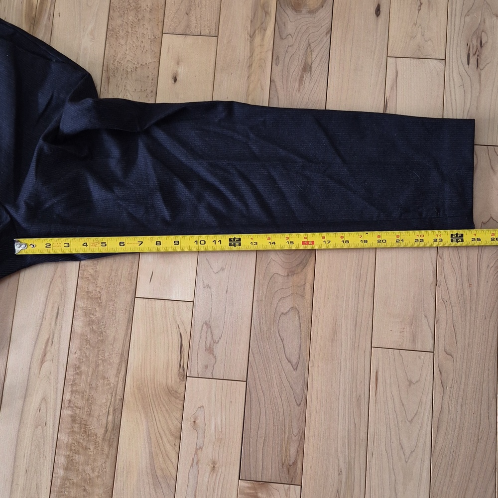 Babaton Women's Size 8 Black With Thin Silver Strip Capri Pants - Picture 9 of 9